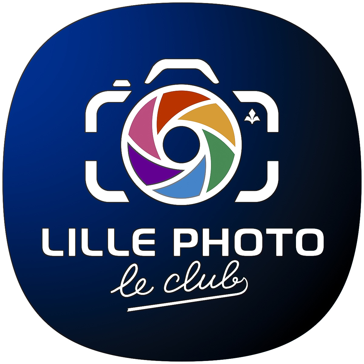 Lille Photo, le Club est l’un des plus anciens clubs photographiques de la métropole lilloise. Actif dès 1925 et officiellement déclaré en 1927, il perpétue aujourd’hui près d’un siècle de pratique et de transmission de la photographie à Lille.

Installé à Lille-Fives, le club réunit photographes débutants et confirmés autour d’une même volonté : apprendre, expérimenter, partager et faire vivre la photographie.

Affilié à la Fédération Photographique de France, Lille Photo propose des ateliers consacrés à la photographie numérique et argentique, des formations, des analyses d’images, des sorties photographiques, des projets collectifs et des expositions. Ses membres disposent également d’un studio photographique équipé et d’un laboratoire argentique.

Au-delà de la pratique technique, le club privilégie les échanges, la transmission entre membres et l’ouverture sur son territoire, en développant régulièrement des projets photographiques, culturels et patrimoniaux en lien avec Lille et notamment le quartier de Fives.